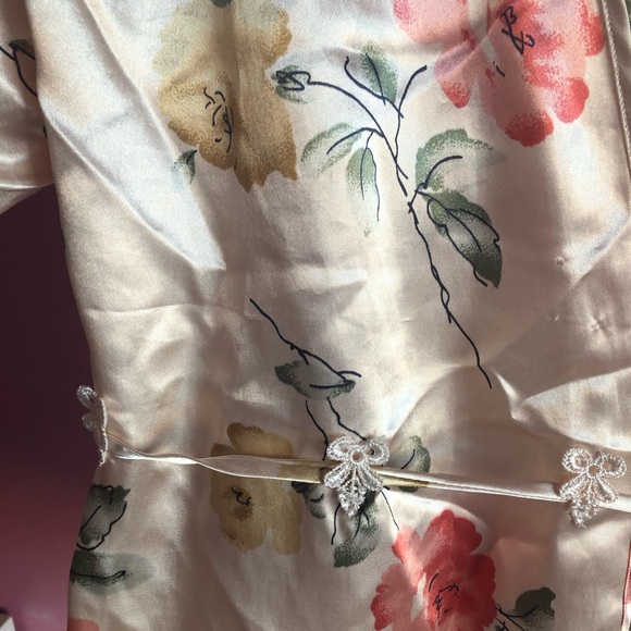 💥3/$15💥 Vintage Silky Floral Top - Picture 3 of 4